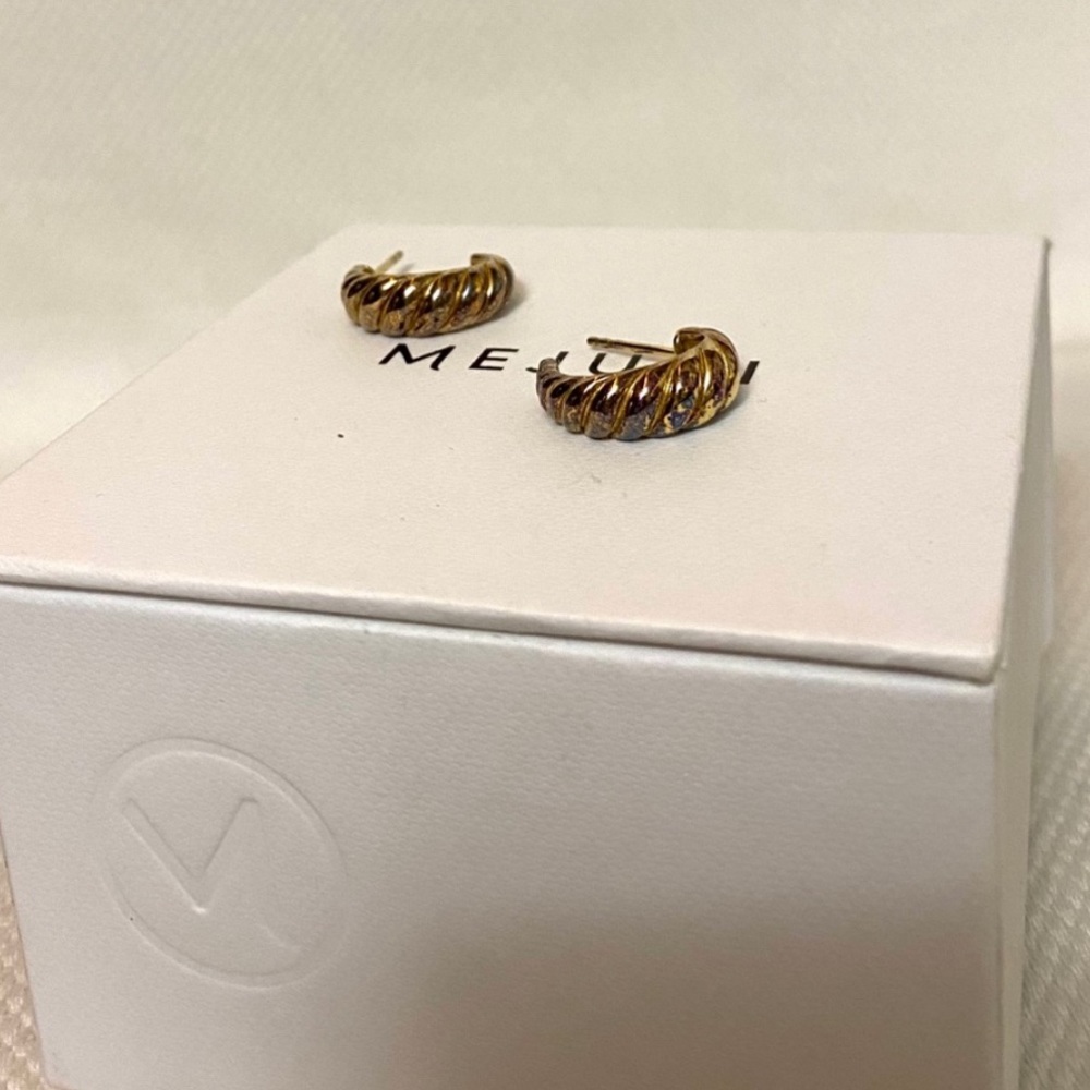 Mejuri Croissant Dome Hoops